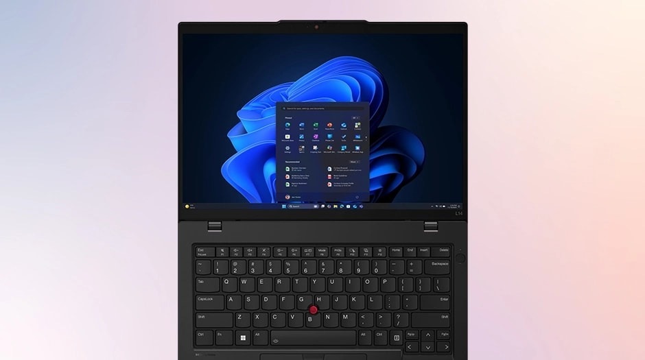 Notebook Lenovo ThinkPad L14 Gen 6 černý Elegantní černý notebook zobrazuje na obrazovce zářivý modrý abstraktní vzor s otevřeným nabídkou Start. Pozadí tvoří jemný přechod růžové a modré barvy.