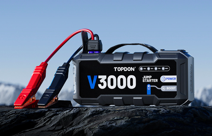 Startovací box TOPDON Jump Starter V3000 připravený k použití v terénu mimo silnici