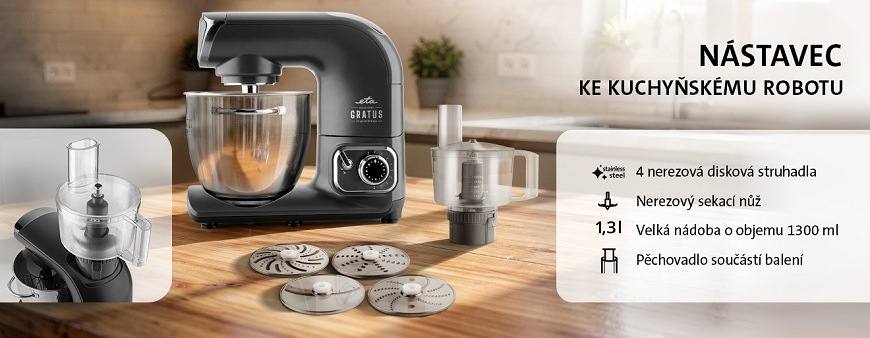 Food processor ETA 1028 95010 šedý Produktový banner pro nástavec na strouhání a sekání ke kuchyňskému robotu ETA Gratus. Obsahuje výčet funkcí: 4 nerezová disková struhadla, nerezový sekací nůž, velká nádoba o objemu 1300 ml a pěchovadlo. Na obrázku je šedý robot ETA Gratus s nasazeným food procesorem a rozloženým příslušenstvím na dřevěné lince