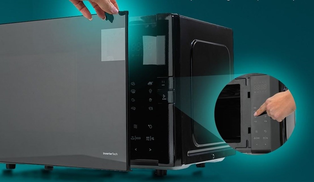 Mikrovlnná trouba Hisense H25MOBS4HGI Invertor černá ukázka schovaného ovladacího panelu na mikrovlnné troubě Hisense H25MOBS4HGI. Ruka otvírá lesklá dvířka