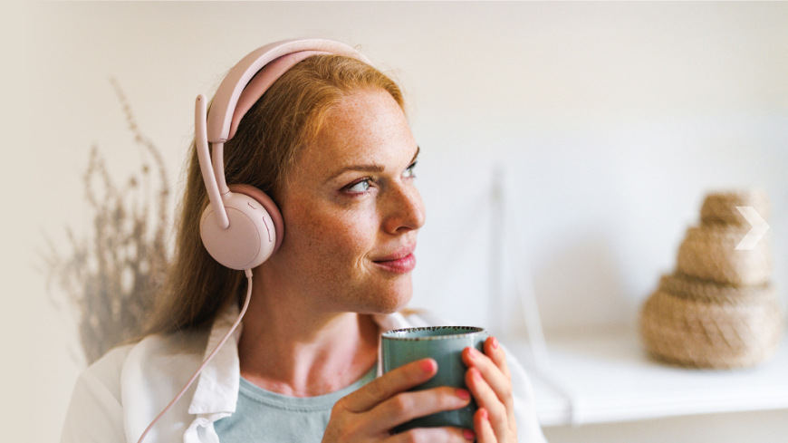 Headset Logitech Zone Wired 2 růžový Headset Logitech Zone Wired 2 při poslechu s důrazem na komfort, přirozený zvuk a nerušený pracovní zážitek
