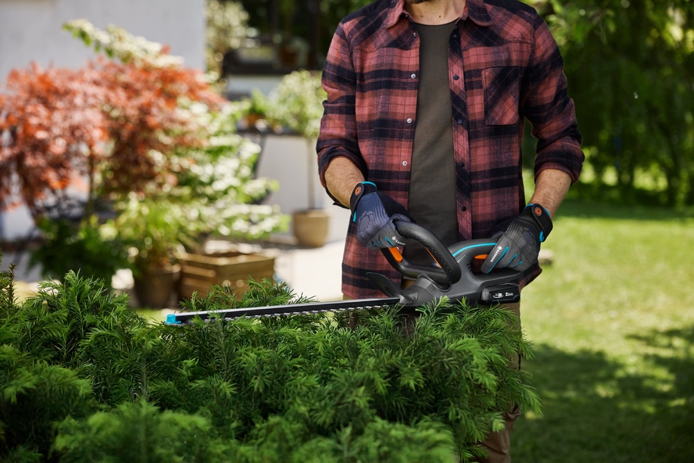 Nůžky na živý plot Gardena EasyCut 45/18V obsahují akumulátor pro výkon po dobu až 60 minut