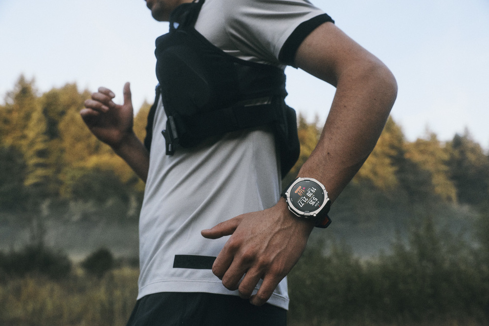 Chytré hodinky Amazfit T-Rex Ultra 2 černé Běžící muž s chytrými hodinkami Amazfit T-Rex Ultra 2