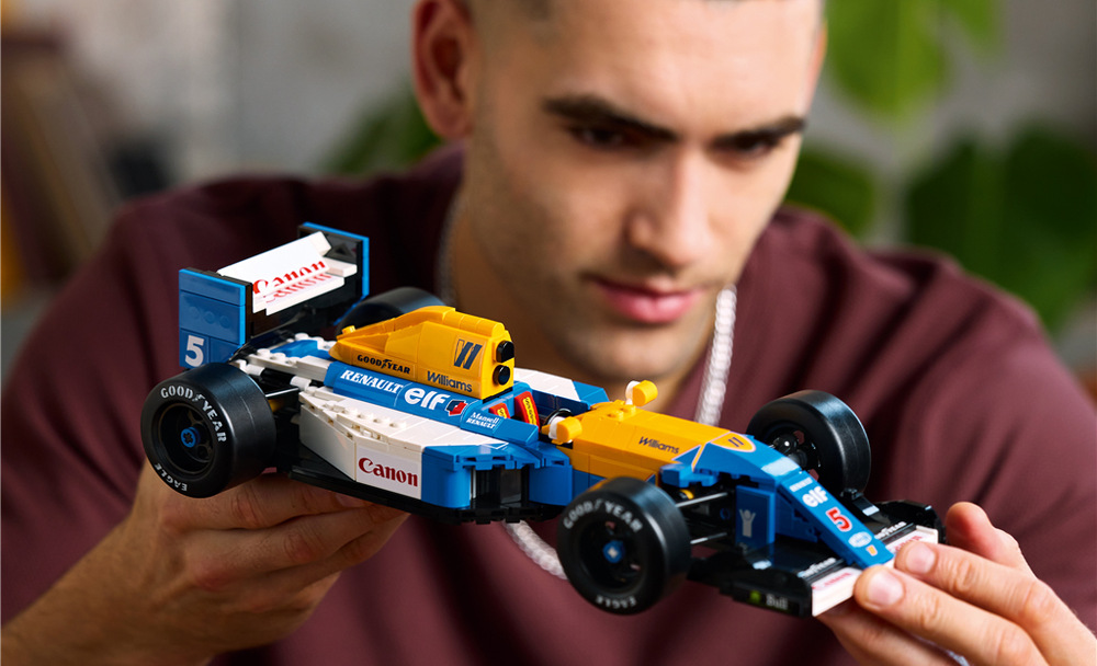 Model LEGO Icons Williams Racing FW14B připomíná monopost, s nímž Nigel Mansell získal titul v roce 1992.