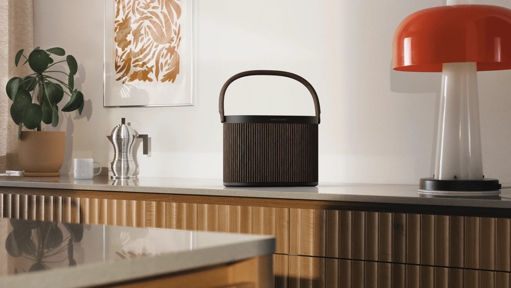 Přenosný reproduktor Bang & Olufsen BeoSound A5 stříbrný/béžový Přenosný reproduktor Bang & Olufsen BeoSound A5 stříbrný/béžový