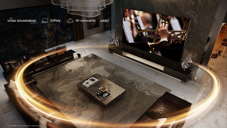 Televize Hisense 116UXQ Na obrázku je televize Hisense 116UXQ v obývacím pokoji. Je zde graficky znázorněno, jak funguje funkce EzPlay a technologie Hi Orchestra