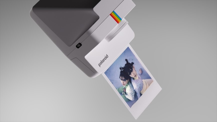 Instantní fotoaparát Polaroid Now+ Gen 3 s vytisknutou fotografií