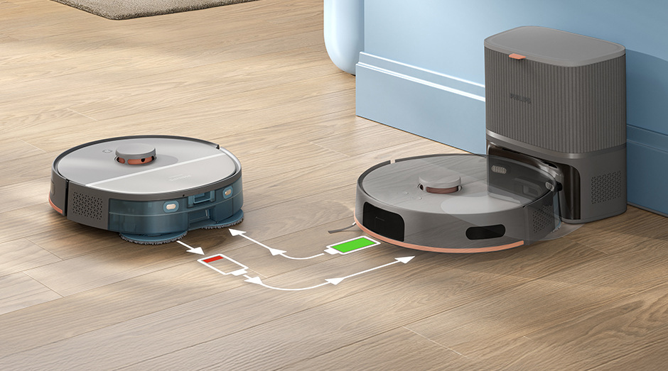 Detailní záběr nabíjení vysavače se stanicí Philips XU5100/10 5000 Series a poté pokračuje v úklidu.