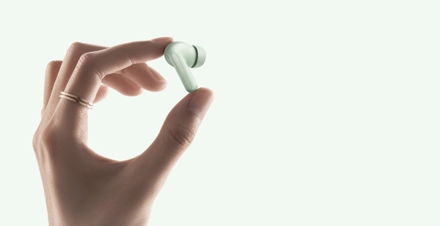 Kompaktní a lehké sluchátko Xiaomi REDMI Buds 8 mezi dvěma prsty