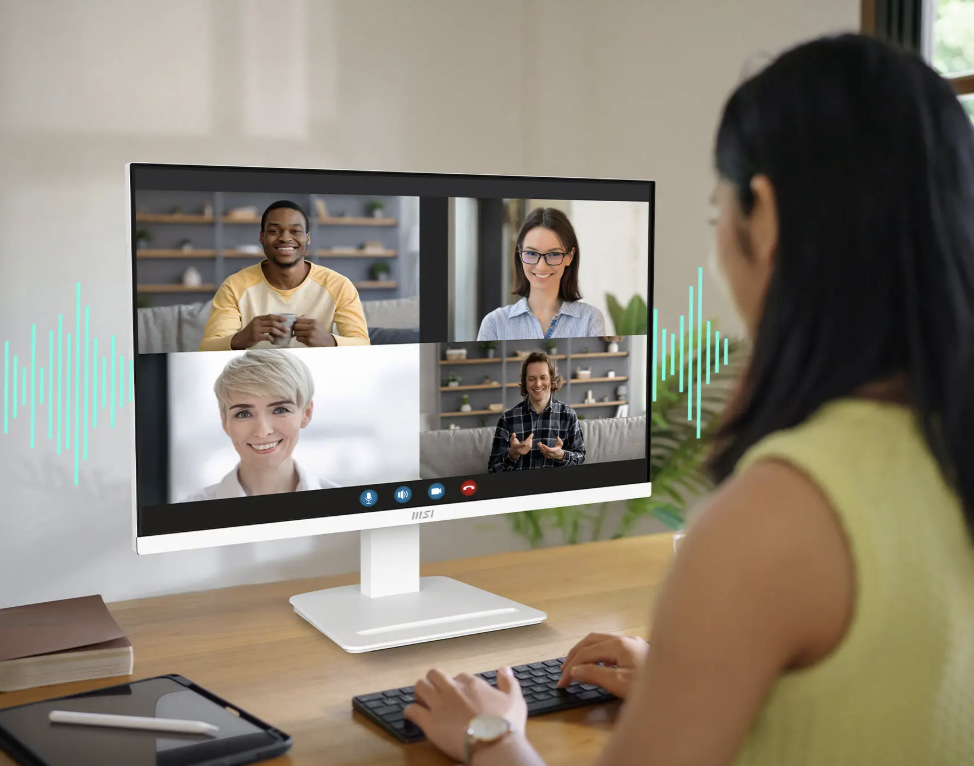 Žena používá monitor MSI PRO MP273W E14A s integrovanými reproduktory během videohovoru