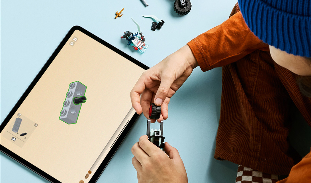 Stavebnice LEGO® NINJAGO® 71838 Kai a závody na motorkách Kaiova motorka měří 9 cm na délku a aplikace Builder usnadní sestavení obou strojů.