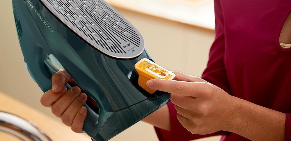 Žehlička Philips Series 7000 DST7050/70 zelená Součástí žehličky je systém na odstranění nahromaděného vodního kamene, což přispívá k účinnému žehlení a snadné údržbě.