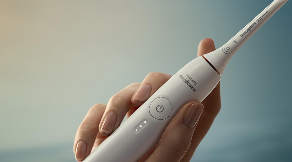 Detail kartáčku Philips HX4033/21 Sonicare 3100 v ženské ruce