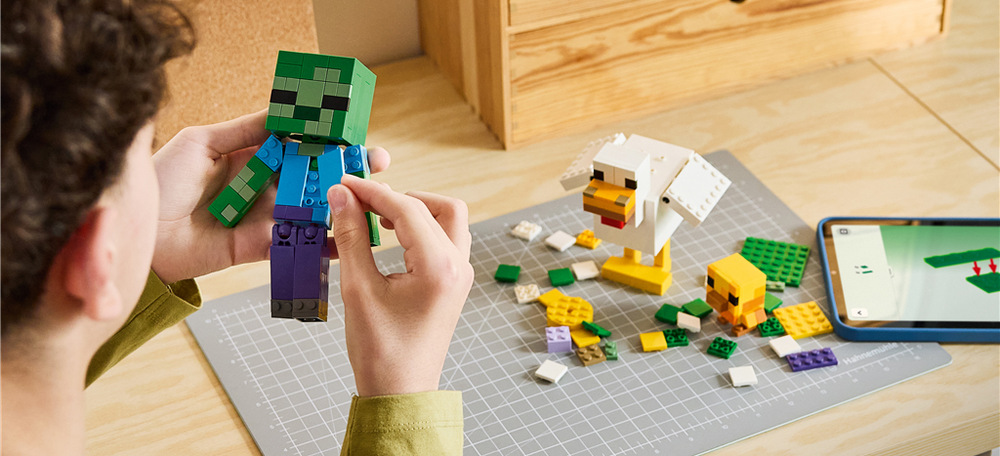 Stavebnice LEGO® Minecraft® 21582 Kuřecí žokej Tři figurky a pohyblivé části umožňují dětem měnit scénu a vymýšlet vlastní příběhy inspirované Minecraftem.