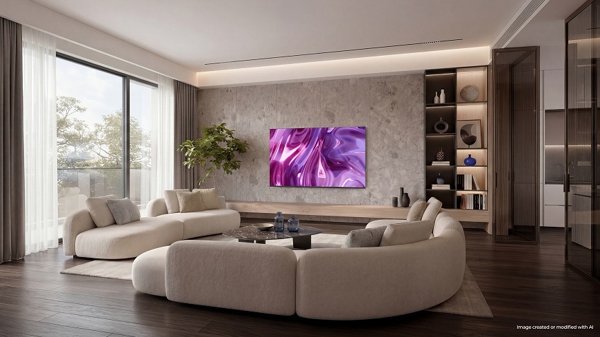 Televize Haier H75S80GUX zapnutá televize Haier H75S80GUX v místnosti