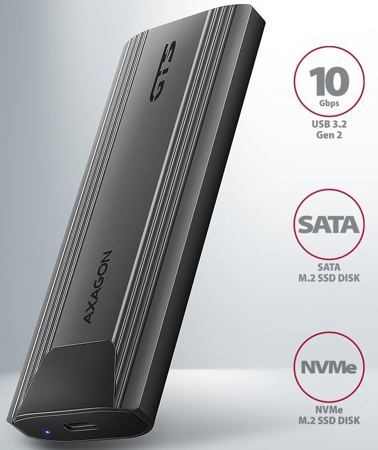 Na obrázku je šedý externí box AXAGON THIN zachycený šikmo zepředu. Má úzký, podlouhlý tvar s kovovým tělem a výraznými podélnými drážkami po stranách, které mu dávají elegantní technický vzhled. Na čele je USB-C konektor a malá modrá kontrolka, na těle nápisy AXAGON a GTS. Vpravo jsou informační ikony, které zdůrazňují rychlost až 10 Gb/s přes USB 3.2 Gen 2 a podporu SATA i NVMe M.2 SSD.