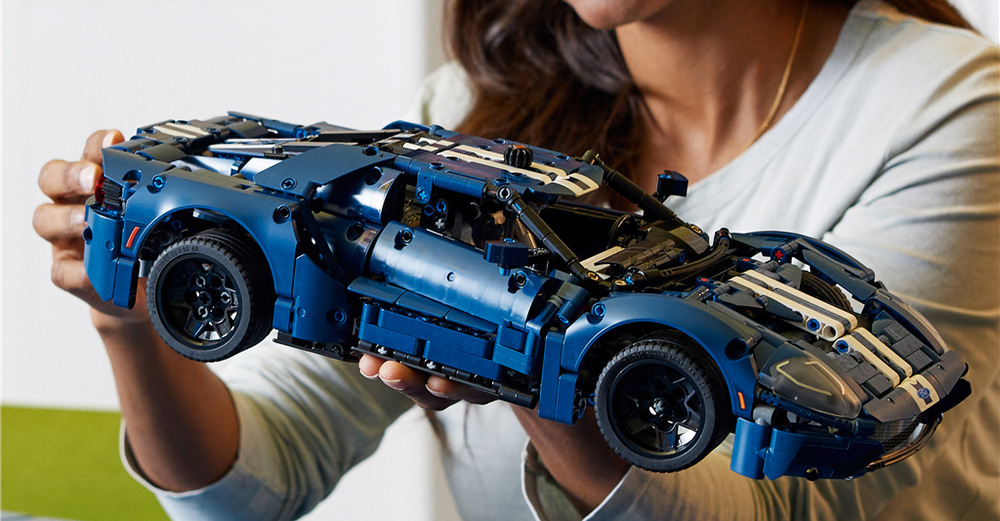 Stavebnice LEGO® Technic 42154 2022 Ford GT Otevírací dveře, kapota a nastavitelný zadní spoiler umožní prozkoumat detaily modelu i po jeho sestavení.