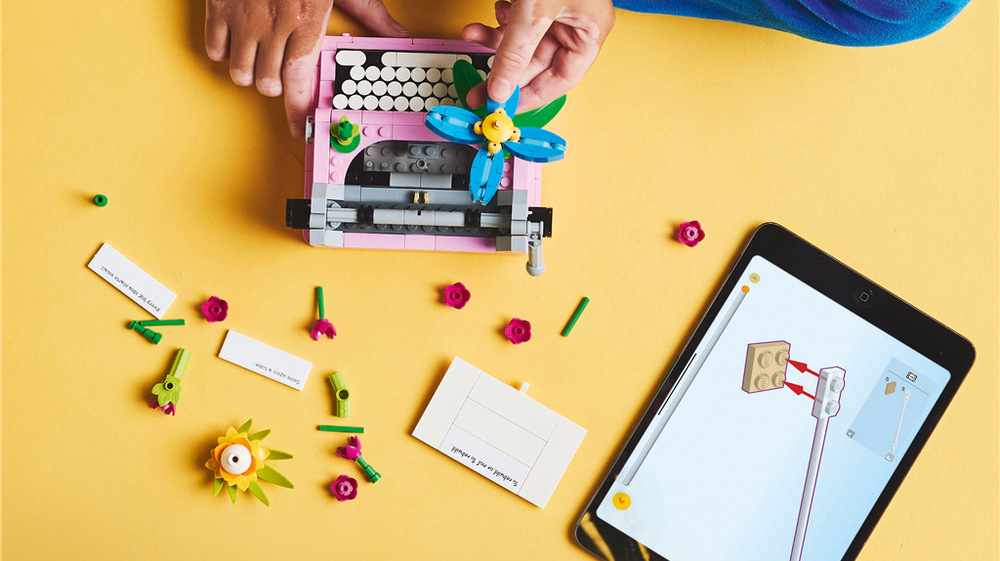 Stavebnice LEGO® Creator 3 v 1 31169 Psací stroj s květinami Psací stroj s květinovými detaily umožňuje dětem hrát si na psaní dopisů, příběhů nebo tajných vzkazů.