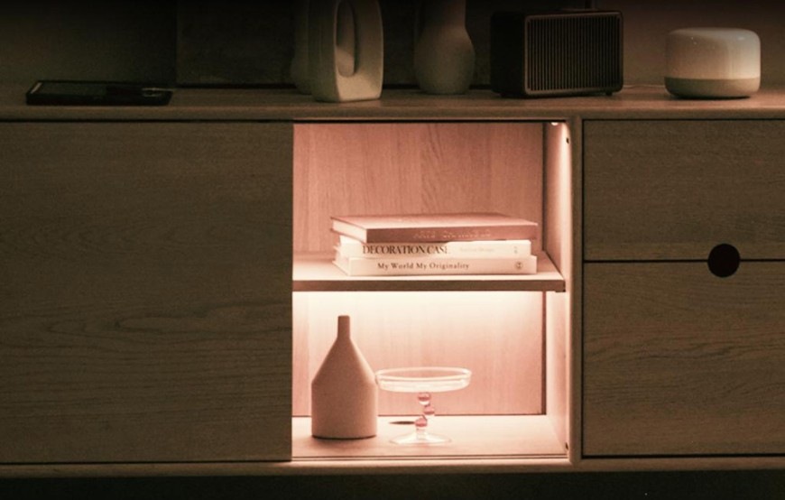 Svítidlo Yeelight Ultratenké do skříně s pohybovým senzorem A30 černé Ultratenké svítidlo Yeelight do skříně s pohybovým senzorem A30 umístěné v komodě