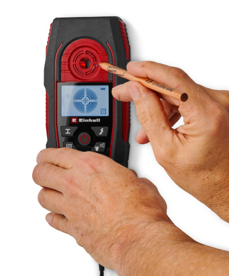 Označení místa vrtání tužkou přes středicí otvor detektoru Einhell Expert TE-MD 80