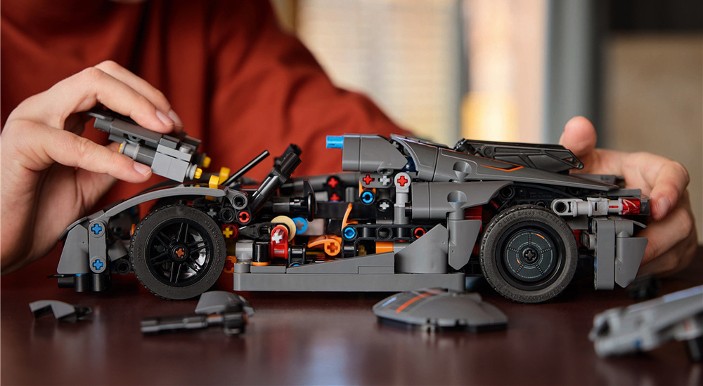 Stavebnice LEGO® Technic 42173 Šedé hyperauto Koenigsegg Jesko Absolut 801 dílků a aplikace LEGO Builder přibližují dětem principy konstrukce, řízení a mechaniky prostřednictvím stavění.