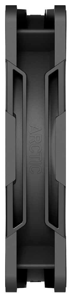 Ventilátor Arctic Cooling P12 Pro PST CO černý Na obrázku je ventilátor Arctic Cooling P12 Pro PST CO z bočního pohledu. Je vidět jeho tloušťka – vypadá jako úzký černý „tunel“ mezi předním a zadním rámem. Uprostřed boční strany je vyražený nápis ARCTIC a po stranách jsou podlouhlé výřezy v plastovém rámu, které odlehčují konstrukci a zároveň vedou vzduch.