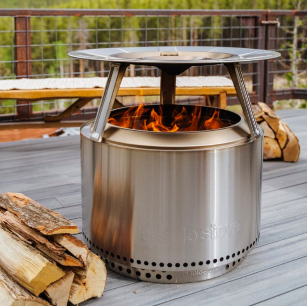 Deflektor tepla Solo Stove Yukon Deflektor tepla Solo Stove Yukon nasazený na bezkouřovém ohništi Yukon při hoření dřeva