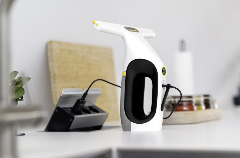 Čistič oken Kärcher WV 2 Universal Home bílý Čistič oken Kärcher WV 2 Universal Home připojený k nabíjecímu kabelu na kuchyňské lince