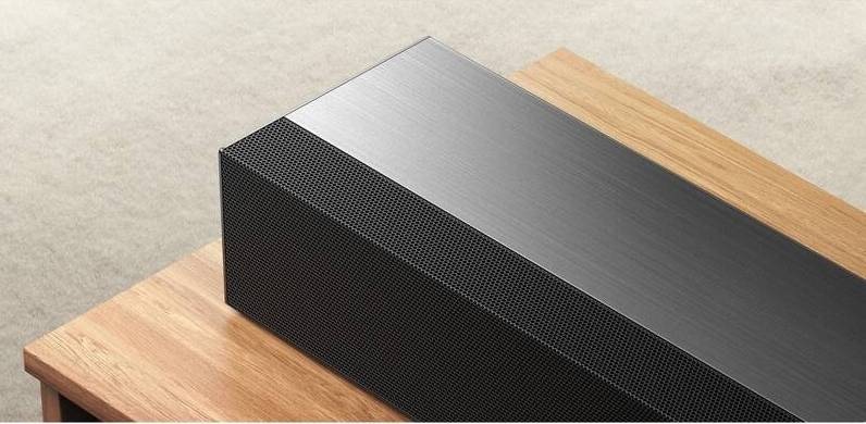 Detail horní části Xiaomi Soundbar Pro 2.0 ch s kovovým povrchem a jemnou mřížkou reproduktorů