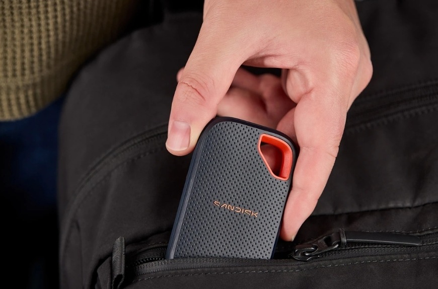 SSD externí SANDISK Extreme Portable 1TB, USB-C Gen2x2 černý Externí SSD uložené v kapse batohu