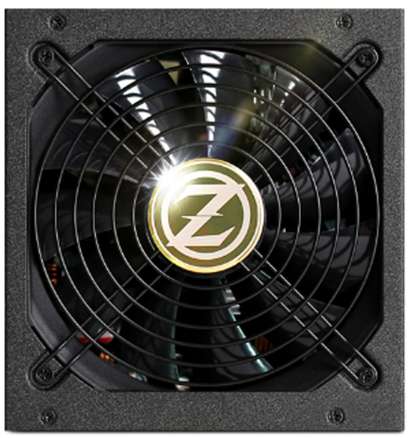 Zdroj Zalman WATTTERA ZM800-EBTII 800W černý Na obrázku je čelní pohled na napájecí zdroj Zalman. Téměř celou plochu zabírá velký černý ventilátor krytý kulatou kovovou mřížkou. Uprostřed ventilátoru je zlaté kruhové logo značky Zalman a na lesklých lopatkách jsou vidět odlesky světla. Fotografie ukazuje detail chladicí části zdroje.