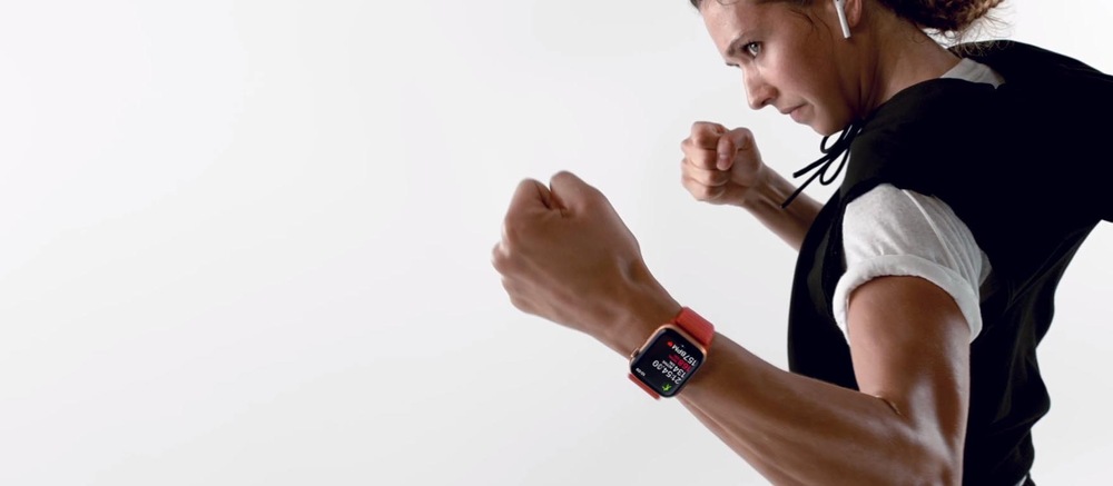 Chytré hodinky Apple Watch Series 4 GPS 44mm pouzdro ze stříbrného hliníku - bílý sportovní řemínek SK verze