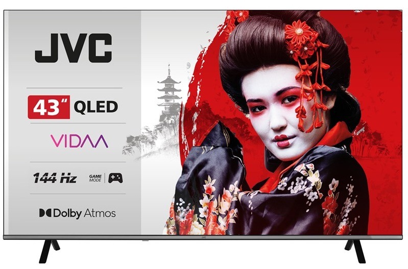 JVC TV LT-43VDQ9435 s QLED, operačním systémem VIDAA, 144 Hz DLG a zvukem Dolby Atmos. Na levé straně obrazovky jsou klíčové parametry a vpravo je zobrazena žena v tradičním japonském kimonu s výrazným make-upem, podtrhující kvalitu obrazu