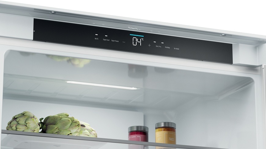 vestavná lednice haier HBQW5719E a její ovládací panel v horní části