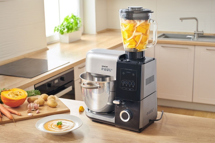 Kuchyňský robot Sencor STM 8970 s nástavcem mixéru mixuje dýni a zeleninu na krémovou polévku.