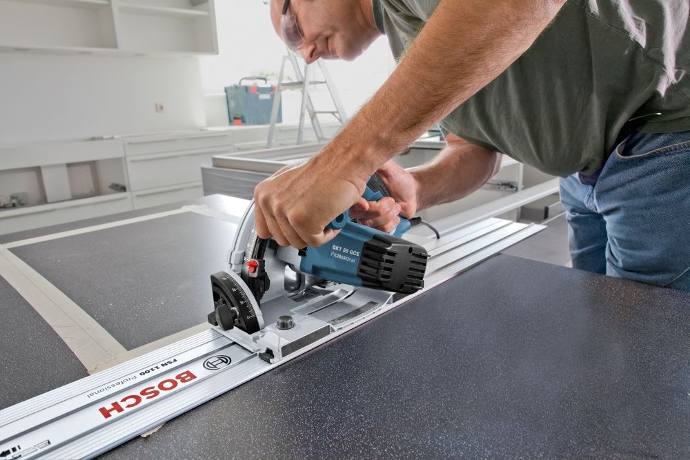 Ponorná pila Bosch Professional GKT 55 GCE řeže laminát, masivní dřevo, měkký kov