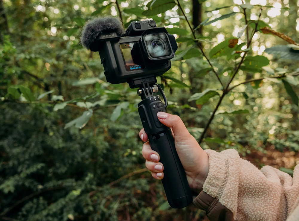 Outdoorová kamera GoPro MISSION 1 PRO Creator Edition černá Ruka držící grip s kamerou a ovladačem