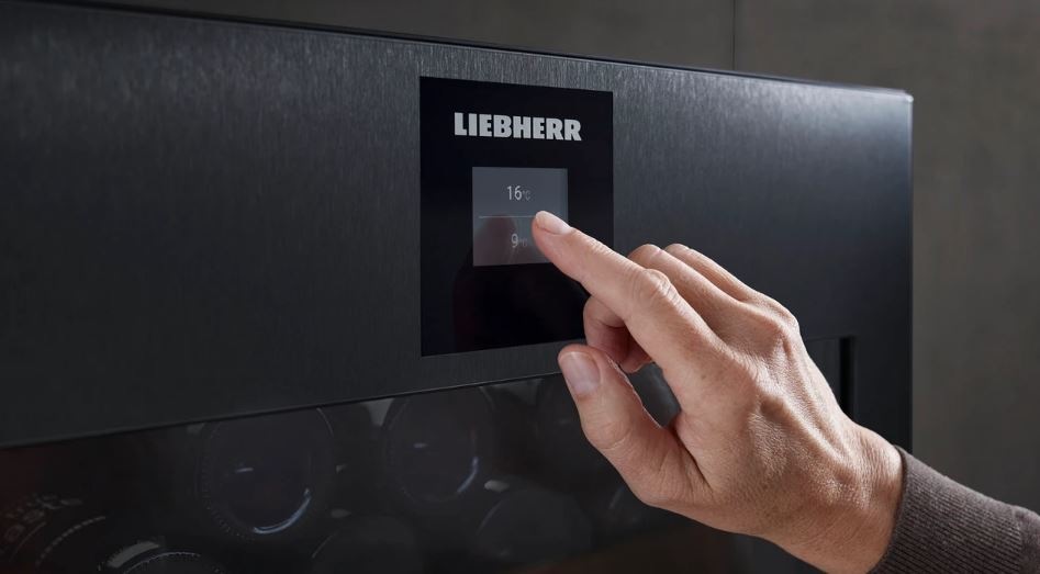 Nastavnení teploty na displeji vinotéky Liebherr WSbsi 5252