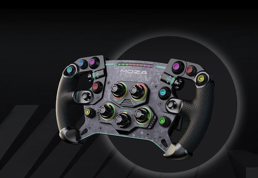 Volant Moza Racing GS V2P (PC) černý Mírně nakloněný záběr na volant Moza Racing GS V2P s jasně viditelnými podsvícenými tlačítky na tmavém pozadí.