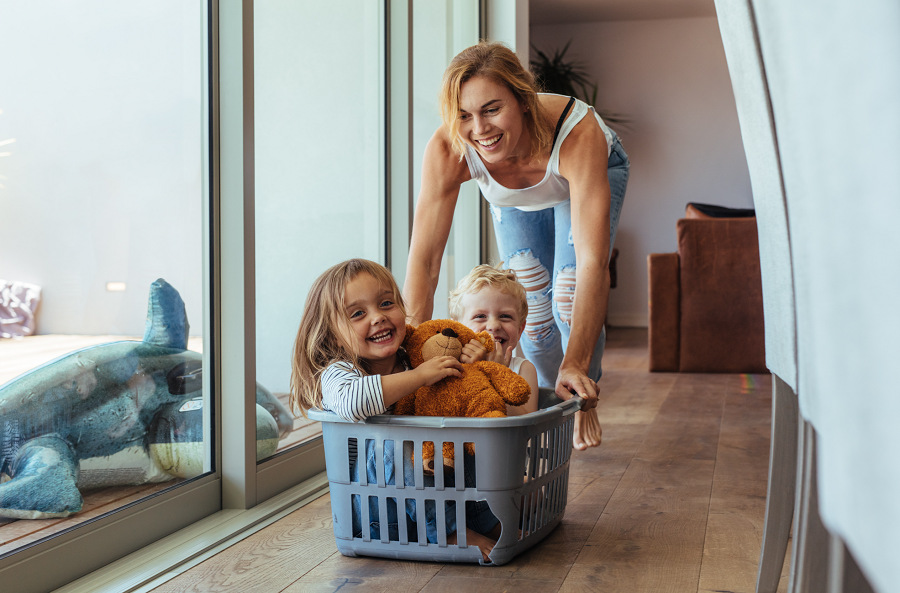 Pračka/sušička Whirlpool WPD 0736W ADS EE, dětský zámek, usměvavá maminka veze dvě veselé malé děti v koši na prádlo, který je děravý 