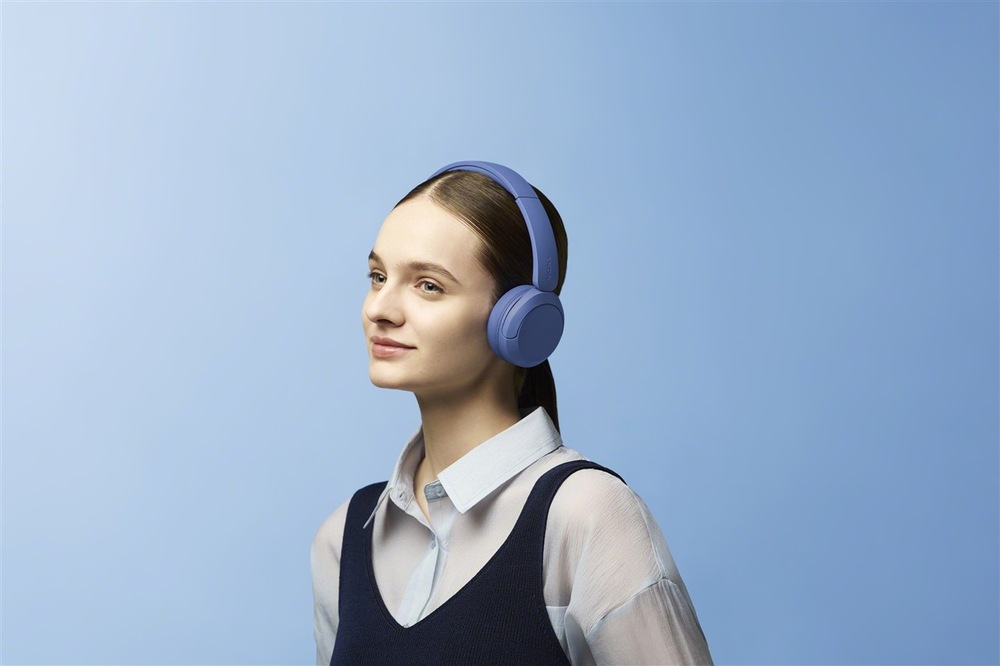 Žena se Sluchátky Sony WH-CH530