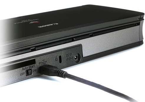 Detail připojení USB a přepínače autostart u skeneru Canon imageFORMULA P-208II pro rychlé spuštění
