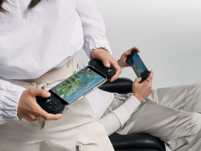 Žena drží Gamepad Backbone Pro USB-C s mobilním telefonem v ruce, detail