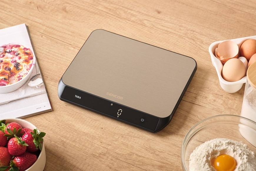Kuchyňská váha Sencor SKS 8200 s elegantním nerezovým povrchem a digitálním displejem nabízí přesné vážení ingrediencí, funkci tara a moderní design vhodný do každé kuchyně.