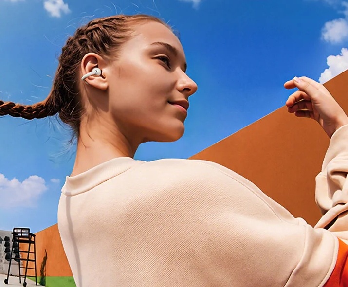 Sluchátka OneOdio OpenRock E – Sportovní otevřená bezdrátová, Bluetooth bílá Žena s copem a pohodlnými, stylovými sluchátky OpenRock E
