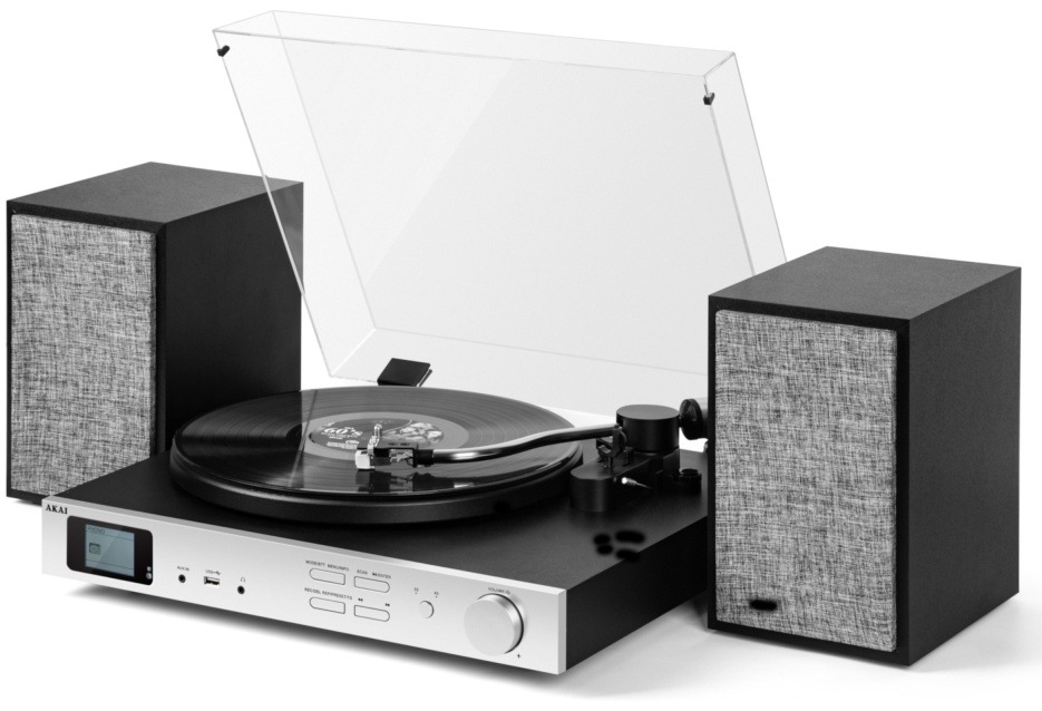 Gramofon AKAI ATT-500SP černý/stříbrný Gramofon Akai s LCD displejem a párem látkových reproduktorů.