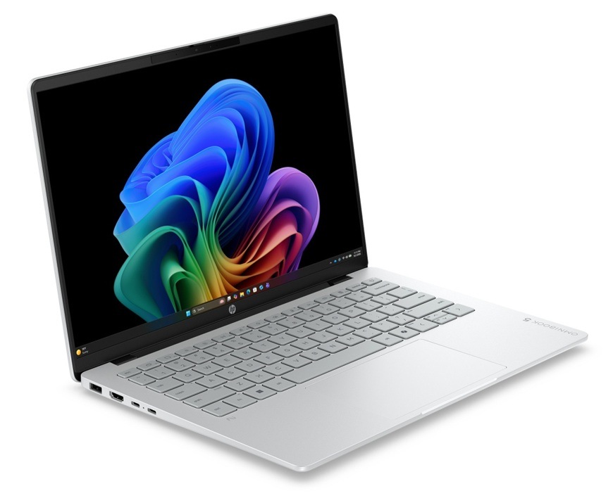 Notebook HP OmniBook 5 AI 14-hm0071ncx + Game Pass předplatné na 2 měsíce stříbrný Notebook HP OmniBook 5 v šikmém pohledu s tenkým provedením.