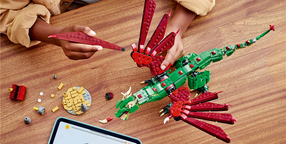 Stavebnice LEGO® Creator 3 v 1 31161 Středověký drak Stejné kostky umožní přestavět draka na mořského hada nebo fénixe a pokaždé nabídnout jiný herní zážitek.