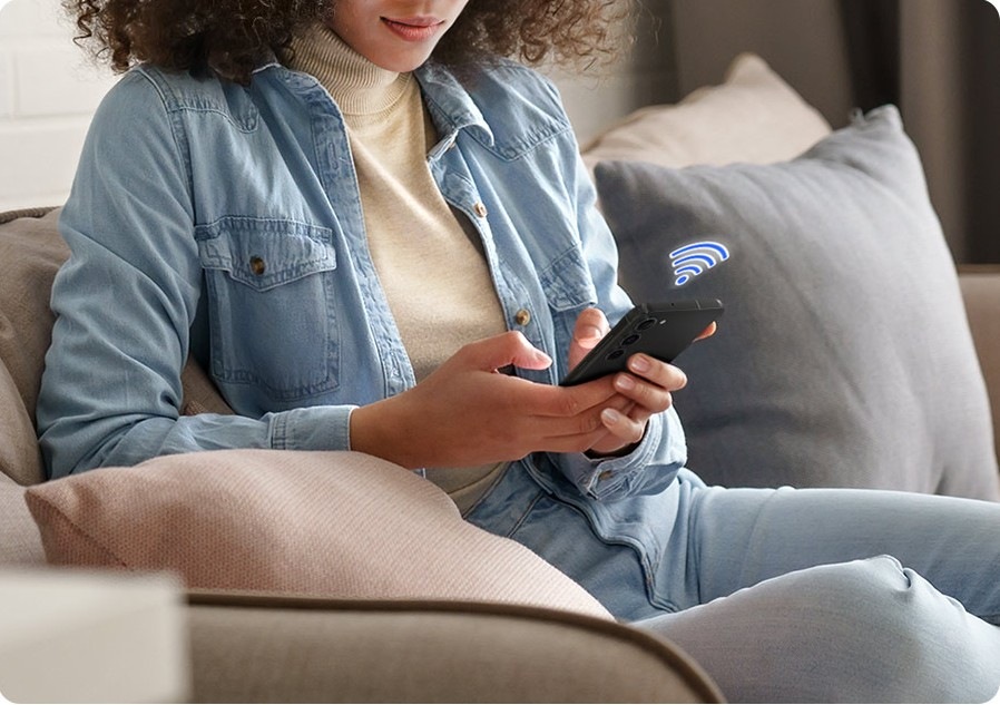 Žena držící mobilní telefon, symbol WI-Fi připojení