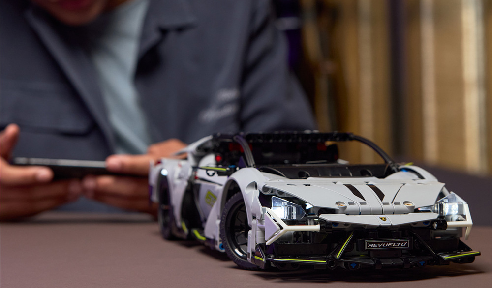 Stavebnice LEGO® Technic 42214 Lamborghini Revuelto Aplikace umožní ovládat světlomety i jízdu, zatímco dobíjecí baterie zajistí další testování modelu.